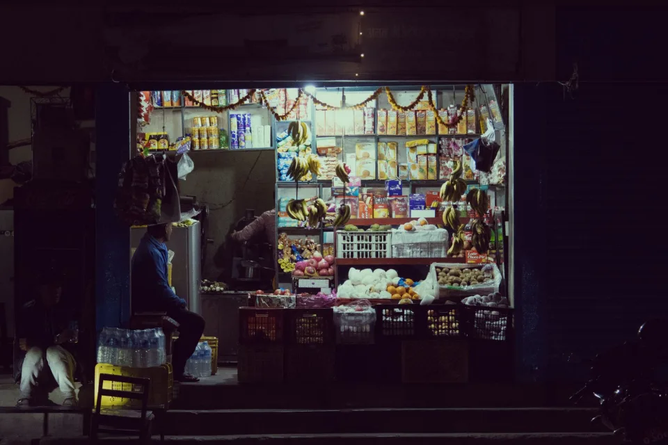 Kệ sữa, bánh kẹo và đồ khô
